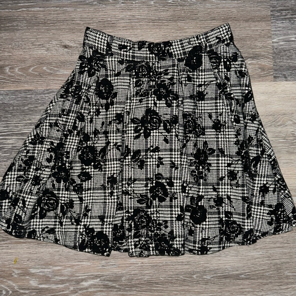 Black & Grey Tweed Plaid Skirt with Rose Pattern - Size Small - Picture 2 of 5